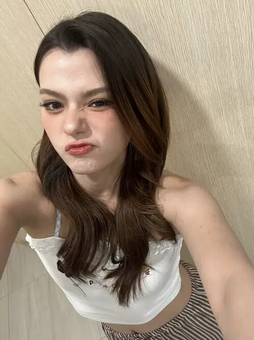 becky-rebecca-patricia-armstrong-thu-vien-hinh-anh-10 Becky selfie chu môi, áo hai dây trắng, quần sọc
