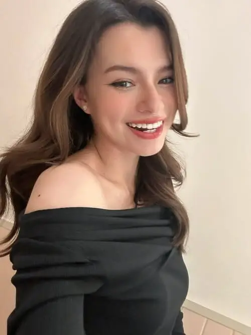 becky-rebecca-patricia-armstrong-thu-vien-hinh-anh-11 Becky Armstrong cười tươi trong áo trễ vai đen