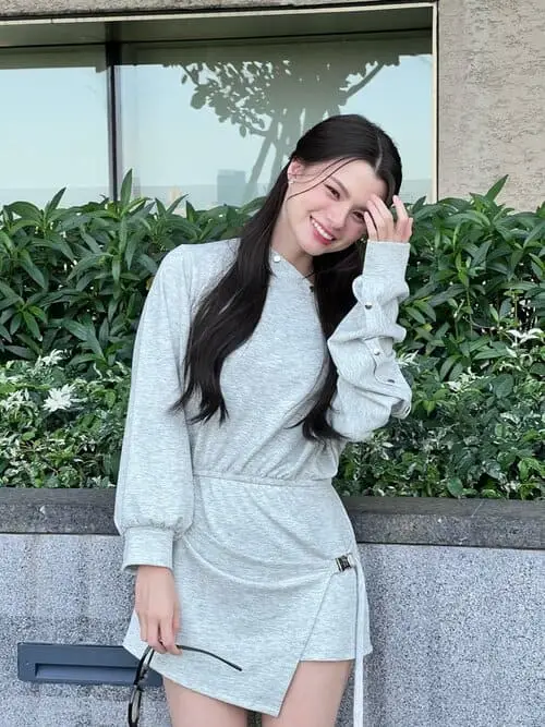 becky-rebecca-patricia-armstrong-thu-vien-hinh-anh-3 Becky cười tươi, váy hoodie xám bên hàng cây