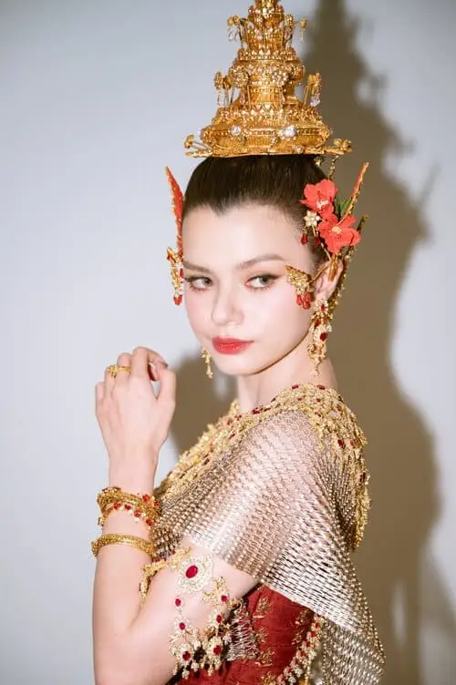 becky-rebecca-patricia-armstrong-thu-vien-hinh-anh-7 Becky mặc trang phục Thái truyền thống, đội mấn vàng cầu kỳ