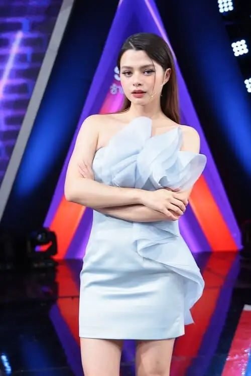 becky-rebecca-patricia-armstrong-thu-vien-hinh-anh-9 Becky diện đầm xanh pastel, đứng sân khấu với mic cài tai
