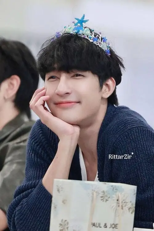 earth-pirapat-watthanasetsiri-thu-vien-hinh-anh-6 Earth Pirapat Watthanasetsiri đội vương miện, cười ở fanmeeting