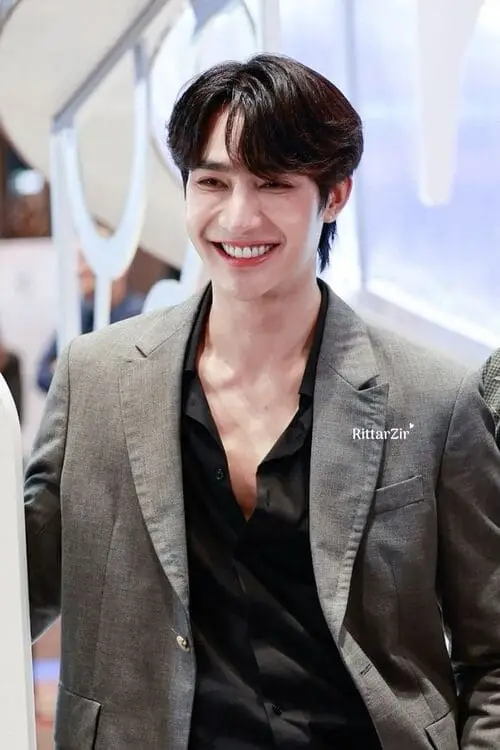 earth-pirapat-watthanasetsiri-thu-vien-hinh-anh-8 Earth Pirapat Watthanasetsiri suit xám, cười rạng rỡ