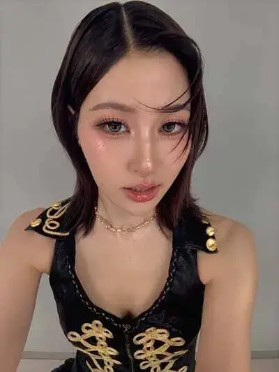 pahn-pathitta-pornchumroenrut-hinh-anh-10 Pahn Pathitta Pornchumroenrut mặc trang phục biểu diễn đen ánh kim