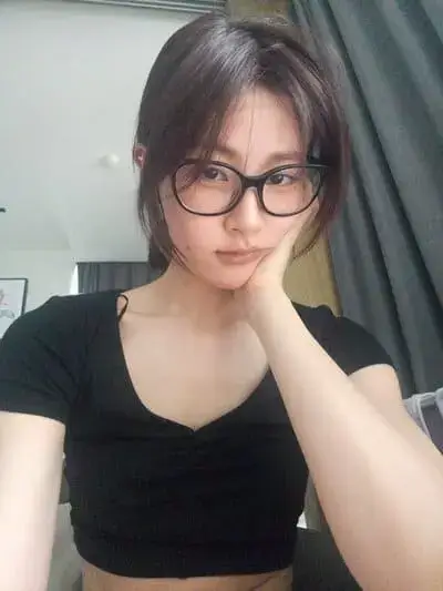 pahn-pathitta-pornchumroenrut-hinh-anh-4 Pahn Pathitta Pornchumroenrut tiểu sử đeo kính chụp selfie trong phòng