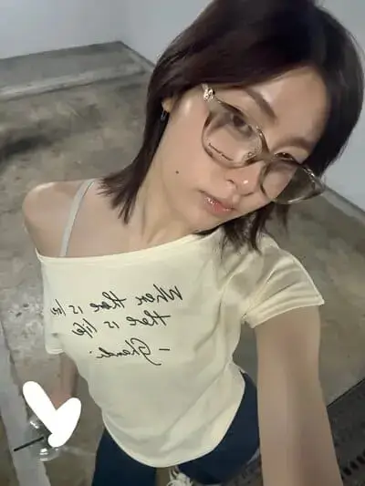 pahn-pathitta-pornchumroenrut-hinh-anh-7 Pahn Pathitta Pornchumroenrut đeo kính chụp selfie mặc áo chữ