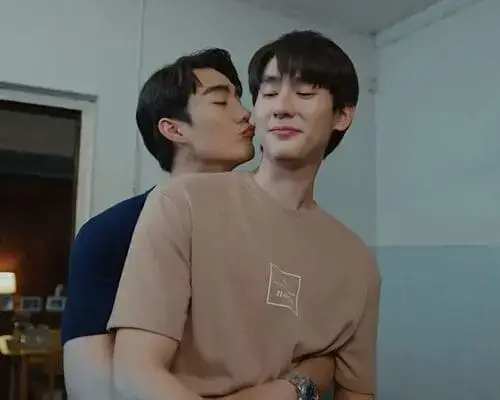 a-boss-and-a-babe-the-series-2023-hinh-anh-10 Cảnh Gun hôn má Cher từ phía sau trong A Boss and A Babe The Series