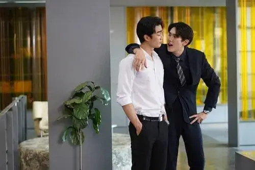 a-boss-and-a-babe-the-series-2023-hinh-anh-3 Cảnh Cher quàng vai trêu chọc đồng nghiệp tại sảnh công ty trong A Boss and A Babe