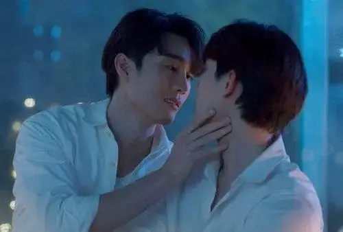 a-boss-and-a-babe-the-series-2023-hinh-anh-4 Cảnh Gun nâng cằm Cher dưới ánh đèn xanh trong A Boss and A Babe The Series