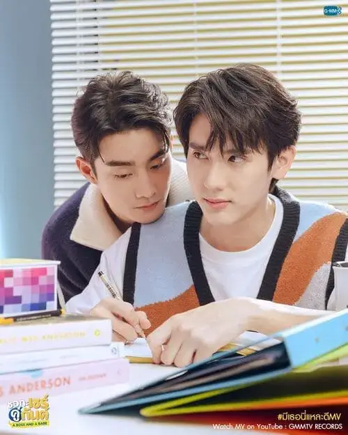 a-boss-and-a-babe-the-series-2023-hinh-anh-5 Ảnh quảng bá MV nhạc phim A Boss and A Babe với Gun ngồi sát bên Cher khi làm bài