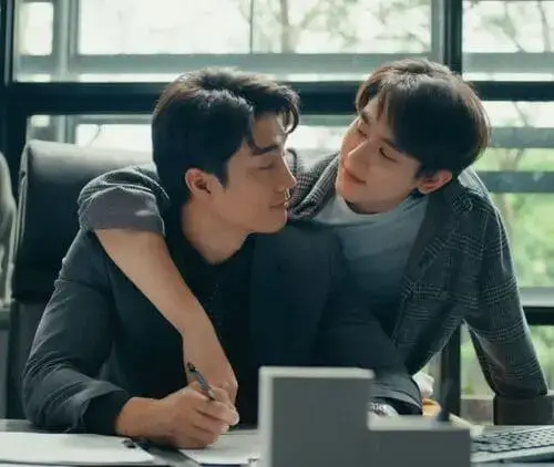 a-boss-and-a-babe-the-series-2023-hinh-anh-6 Cảnh Cher ôm cổ Gun khi anh đang làm việc bên bàn giấy trong A Boss and A Babe