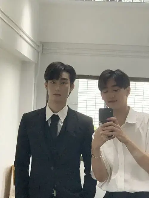 a-boss-and-a-babe-the-series-2023-hinh-anh-7 Ảnh hậu trường A Boss and A Babe với hai diễn viên chính chụp gương, một người mặc vest đen một người áo sơ mi trắng