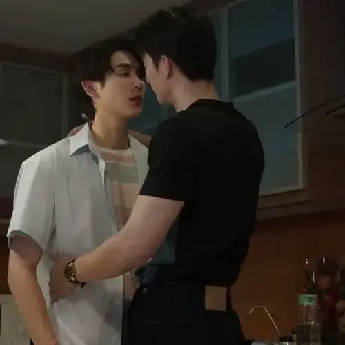 a-boss-and-a-babe-the-series-2023-hinh-anh-8 Cảnh Gun kéo Cher lại gần trong căn bếp ở A Boss and A Babe The Series