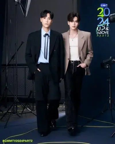 perfect-10-liners-the-series-2024-hinh-anh-4 Perfect 10 Liners – Junior và Mark chụp ảnh tại sự kiện GMMTV 2024 với trang phục oversize tone trung tính thanh lịch