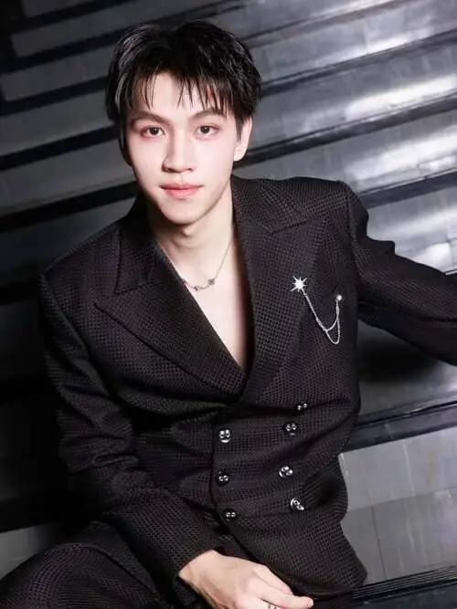 pun-poon-sutarom-thu-vien-hinh-anh-1 Pun Poon Sutarom ngồi trên bậc thang, suit đen kèm cài áo