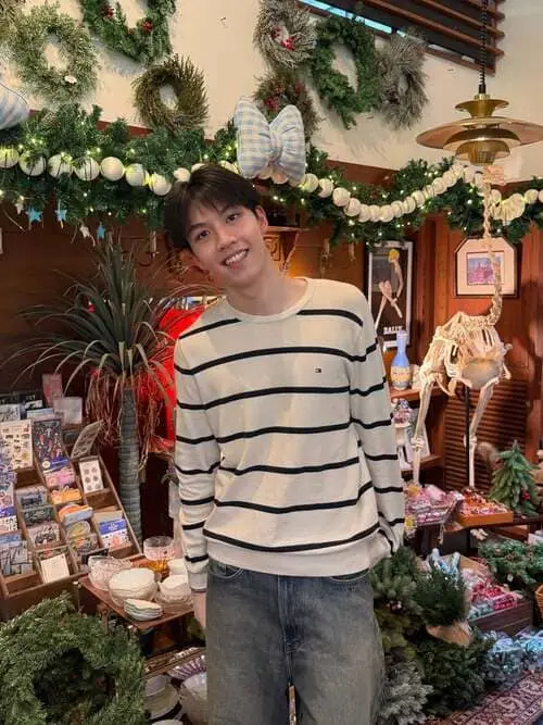 pun-poon-sutarom-thu-vien-hinh-anh-4 Pun Poon Sutarom cười tươi giữa không gian trang trí Giáng sinh