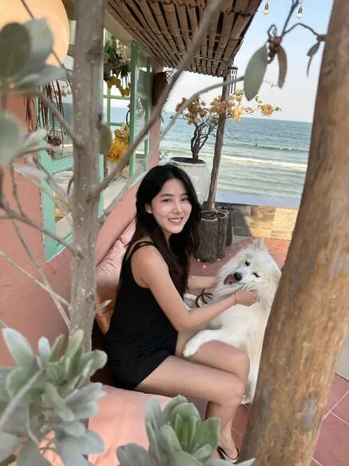 smile-parada-thitawachira-thu-vien-hinh-anh-2 Hình ảnh Smile Parada Thitawachira mặc váy đen, ngồi cạnh chú chó trắng tại không gian nghỉ dưỡng sát biển