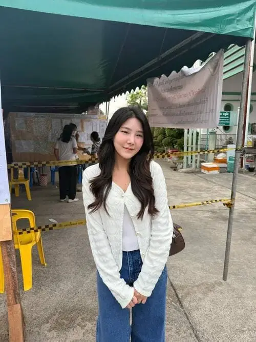 smile-parada-thitawachira-thu-vien-hinh-anh-3 Smile Parada Thitawachira diện áo trắng cardigan và quần jeans, tạo dáng nhẹ nhàng trong khung cảnh đời thường