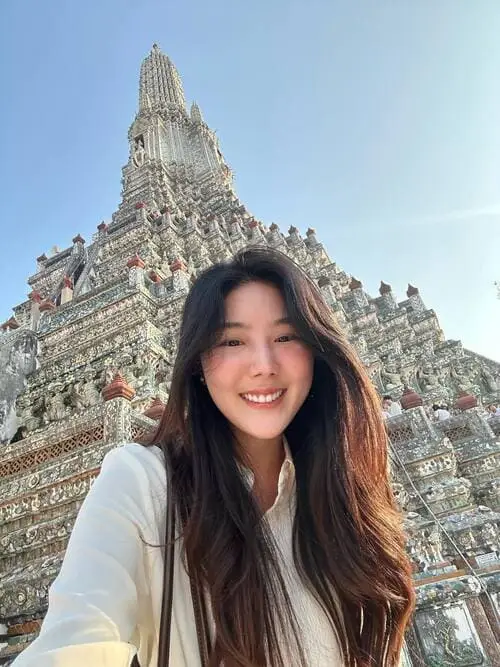 smile-parada-thitawachira-thu-vien-hinh-anh-4 Ảnh Smile Parada Thitawachira selfie trước ngôi chùa Thái Lan với nụ cười rạng rỡ và vẻ đẹp trong trẻo