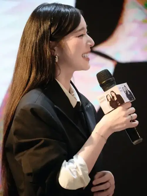 aya-orapan-phongmaykin-hinh-anh-1 Aya Orapan Phongmaykin cầm micro phát biểu tại sự kiện, diện blazer đen phong cách thanh lịch