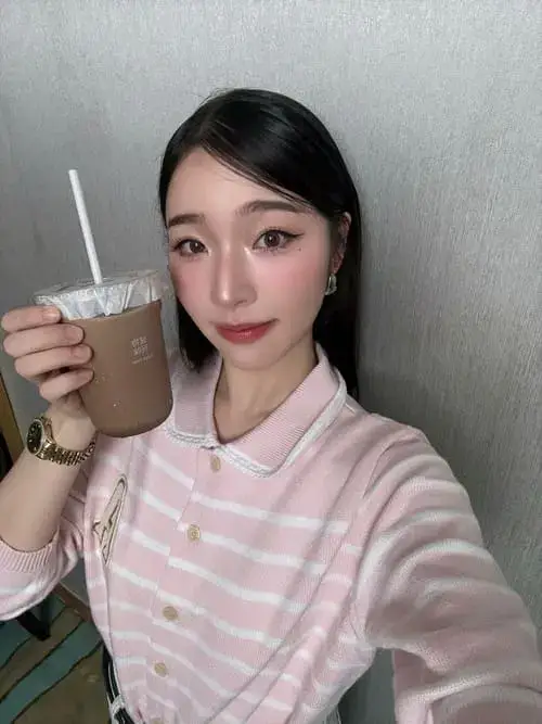 aya-orapan-phongmaykin-hinh-anh-2 Diễn viên Aya Orapan Phongmaykin selfie cùng ly cà phê sữa, mặc áo len sọc hồng trắng