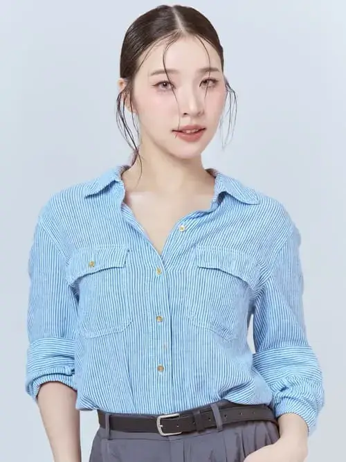 aya-orapan-phongmaykin-hinh-anh-3 Aya Orapan Phongmaykin profile diện sơ mi sọc xanh phối thắt lưng đen, phong cách công sở