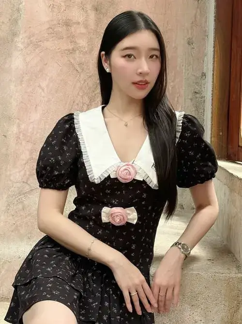 aya-orapan-phongmaykin-hinh-anh-5 Aya Orapan Phongmaykin là ai qua hình ảnh diện váy hoa đen phối cổ trắng điểm hoa hồng nhỏ