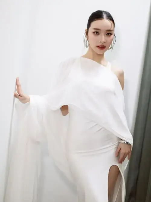 aya-orapan-phongmaykin-hinh-anh-6 Diễn viên Aya Orapan Phongmaykin diện đầm trắng xẻ tà một bên vai, phong cách sang trọng