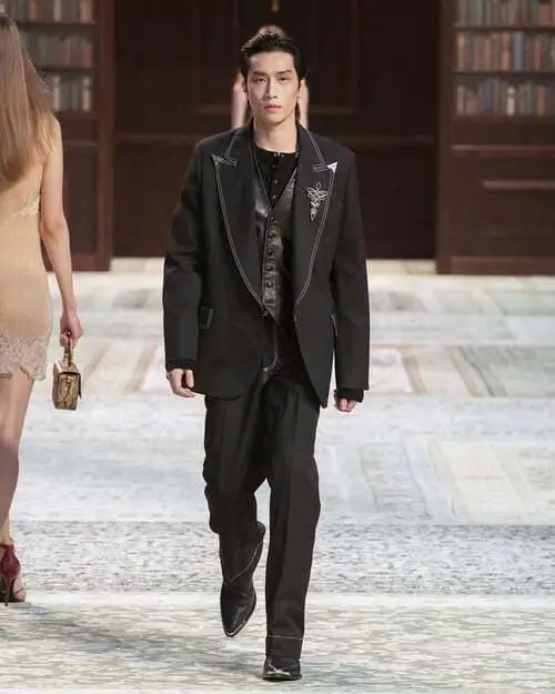 bible-wichapas-sumettikul-thu-vien-hinh-anh-8 Bible Wichapas catwalk, diện suit đen ba lớp trên sàn diễn