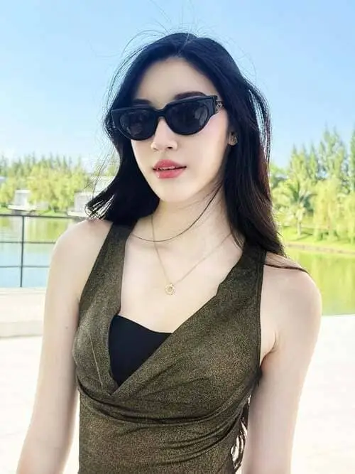 candy-supapat-phoncharoenrat-thu-vien-hinh-anh-1 Candy Supapat Phoncharoenrat đeo kính đen, váy xanh ngoài trời