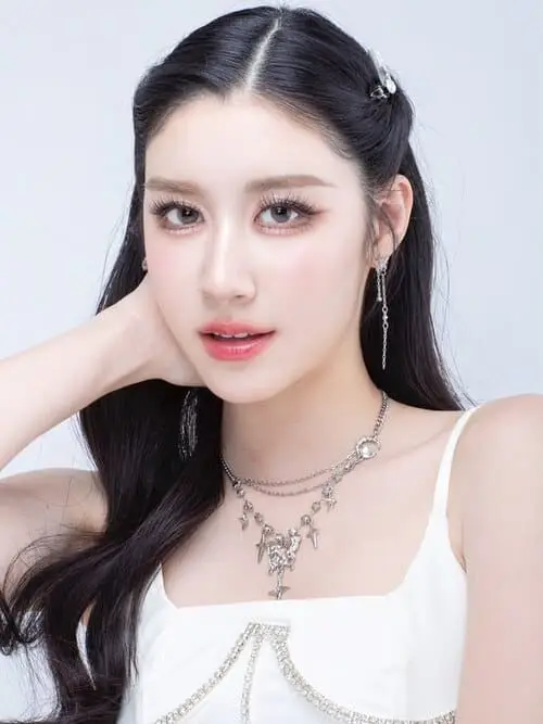 candy-supapat-phoncharoenrat-thu-vien-hinh-anh-3 Cận mặt Candy Supapat, makeup nhẹ, trang sức lấp lánh