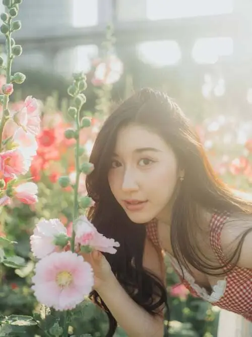 candy-supapat-phoncharoenrat-thu-vien-hinh-anh-4 Candy Supapat Phoncharoenrat chụp vườn hoa, nắng dịu