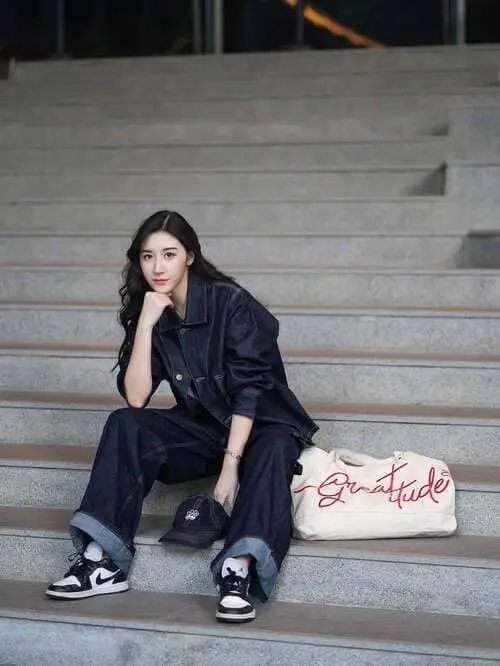 candy-supapat-phoncharoenrat-thu-vien-hinh-anh-5 Candy Supapat ngồi bậc thang, outfit denim cá tính