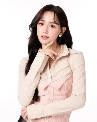 chari-charisar-oldham-hinh-anh-10 Chari Charisar Oldham diện áo sơ mi hồng phong cách thanh lịch