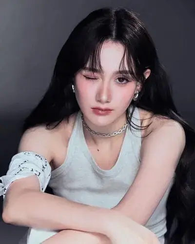 chari-charisar-oldham-hinh-anh-11 Chari Charisar Oldham tiểu sử áo hai dây trắng nháy mắt đáng yêu
