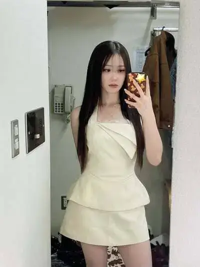chari-charisar-oldham-hinh-anh-12 Chari Charisar Oldham selfie gương diện đầm trắng xếp lớp