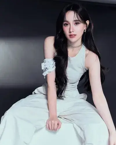 chari-charisar-oldham-hinh-anh-13 Chari Charisar Oldham là ai mặc đầm trắng ngồi phong cách studio