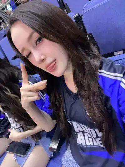 chari-charisar-oldham-hinh-anh-15 Chari Charisar Oldham selfie khán đài áo thể thao xanh dương