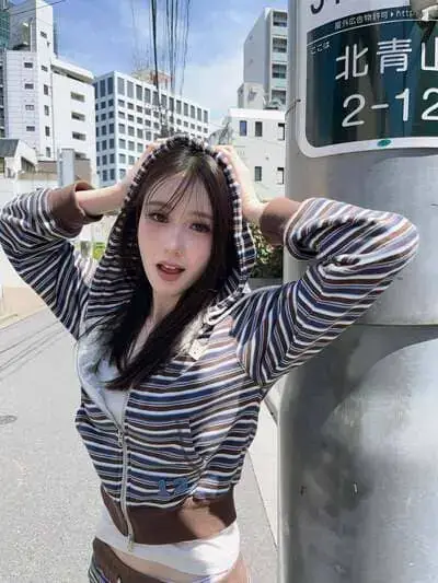 chari-charisar-oldham-hinh-anh-16 Chari Charisar Oldham diện áo hoodie sọc dạo phố Nhật Bản