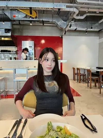 chari-charisar-oldham-hinh-anh-2 Chari Charisar Oldham tiểu sử ngồi ăn trưa tại nhà hàng