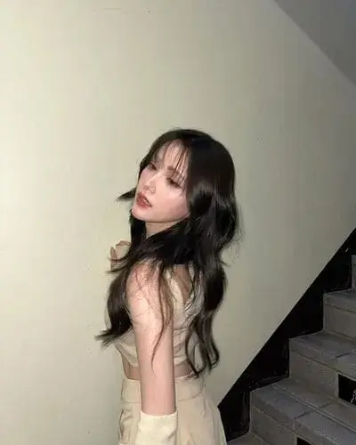 chari-charisar-oldham-hinh-anh-4 Chari Charisar Oldham là ai tạo dáng cầu thang phong cách nhẹ nhàng