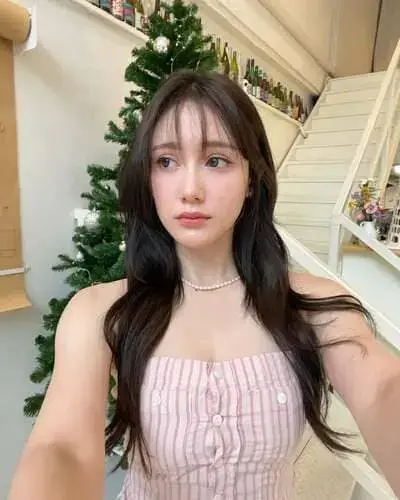 chari-charisar-oldham-hinh-anh-5 Chari Charisar Oldham selfie áo caro hồng cạnh cây thông