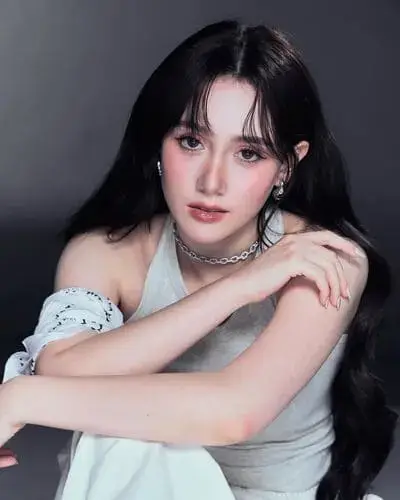 chari-charisar-oldham-hinh-anh-6 Chari Charisar Oldham tiểu sử áo trễ vai trắng chụp cận mặt