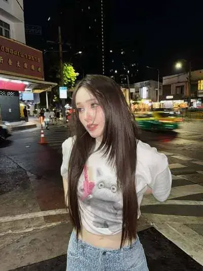 chari-charisar-oldham-hinh-anh-7 Chari Charisar Oldham dạo phố đêm áo phông hình mèo