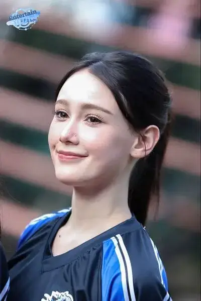 chari-charisar-oldham-hinh-anh-8 Chari Charisar Oldham là ai mặc áo thể thao cười tươi