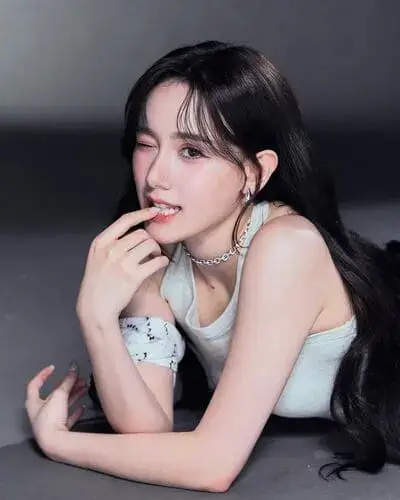 chari-charisar-oldham-hinh-anh-9 Chari Charisar Oldham profile áo hai dây trắng tạo dáng gợi cảm