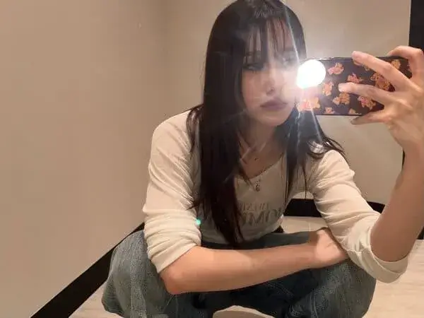 Chari Charisar Oldham selfie trước gương