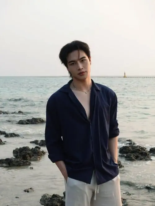 jame-supawit-wongfu-hinh-anh-2 Jame Supawit Wongfu diện sơ mi xanh navy, đứng trước bờ biển đá