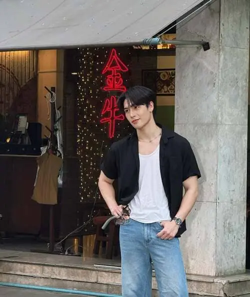 jame-supawit-wongfu-hinh-anh-3 Jame Supawit Wongfu mỉm cười ngoài phố, đứng cạnh biển hiệu neon chữ Hoa