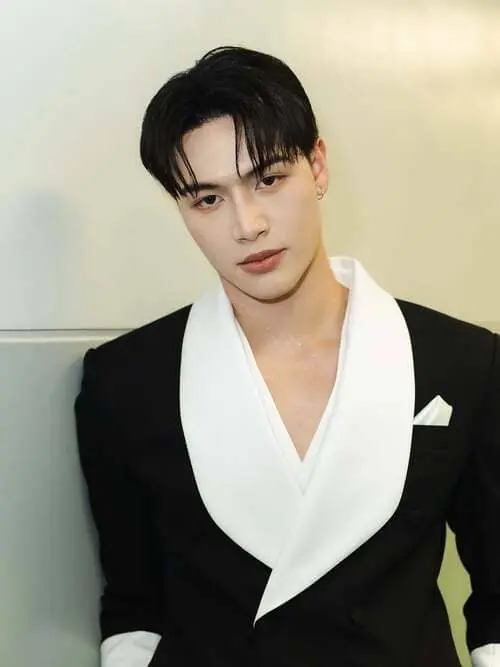 jame-supawit-wongfu-hinh-anh-4 Jame Supawit Wongfu khoác vest đen cổ bẻ trắng, tựa lưng vào tường